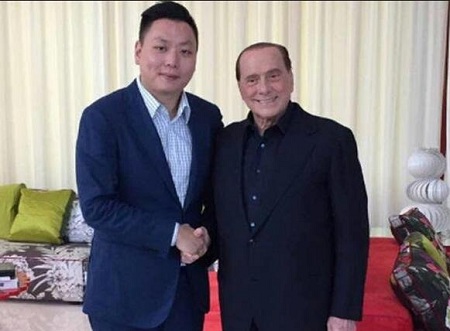 他说这句话时，针对的是那些反商业和全球化的学者们。